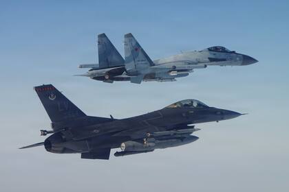 Esta fotografía, proporcionada por el Departamento de Defensa de Estados Unidos, muestra un avión de combate F-16 del Comando de Defensa Aeroespacial de América del Norte interceptando un avión militar ruso Su-35, el jueves 19 de febrero de 2026, cerca del estrecho de Bering, al oeste de Alaska. (Foto del Departamento de Defensa vía AP)
