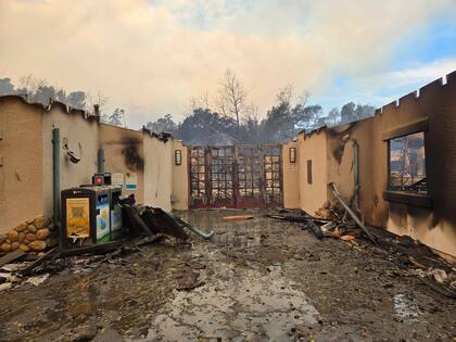 Esta fotografía, proporcionada por el Departamento de Parques y Recreación del condado Los Ángeles, muestra el daño causado por incendios forestales en el Centro de Naturaleza de Eaton Canyon el miércoles 8 de enero de 2025, en Pasadena, California. (Departamento de Parques y Recreación del condado Los Ángeles vía AP)
