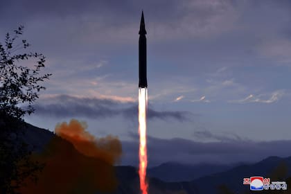 Esta fotografía proporcionada por el gobierno de Corea del Norte muestra lo que, de acuerdo con los norcoreanos, es un nuevo misil hipersónico lanzado desde Toyang-ri, en la provincia de Jagang, el martes 28 de septiembre de 2021. (Korean Central News Agency/Korea News Service vía AP)