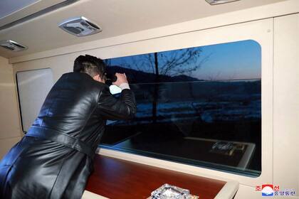 Esta fotografía proporcionada por el gobierno de Corea del Norte muestra al líder norcoreano Kim Jong Un mientras observa el lanzamiento de un misil hipersónico el 11 de enero de 2022, en Corea del Norte. (Agencia Central de Noticias de Corea vía AP)