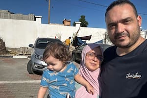 Esta fotografía proporcionada por Hosein Owda y fechada el domingo 15 de octubre de 2023 lo muestra junto con su esposa, Wafa, y su hijo Zein, de un año, en el campamento de refugiados de Jan Yunis. (Hosein Owda vía AP)