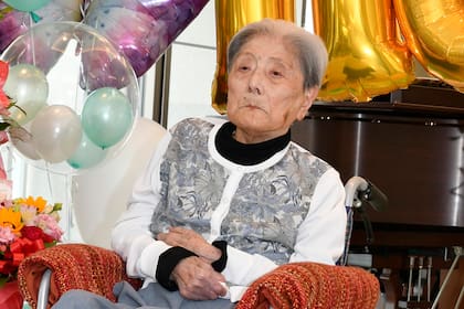 Esta fotografía proporcionada por la ciudad de Ashiya muestra a Tomiko Itooka durante el festejo de su cumpleaños 116, el 23 de mayo de 2024, en el asilo de ancianos en el que vivía en Ashiya, en el oeste de Japón. (Ciudad de Ashiya vía AP)