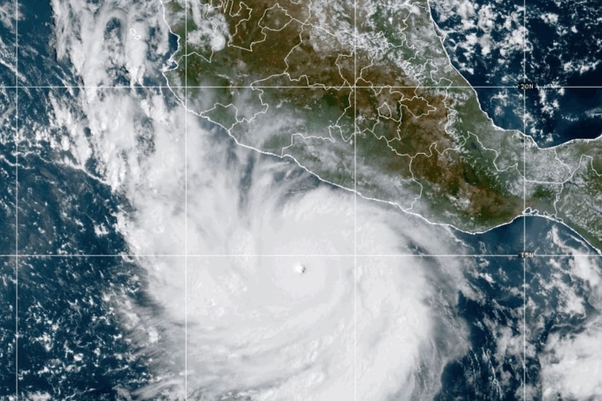 Esta fotografía, proporcionada por la NOAA, muestra al huracán Polo intensificándose en el océano Pa