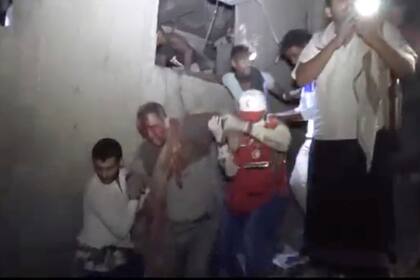 Esta fotografía proporcionada por la oficina de Ansar Allah Media muestra a un hombre que es rescatado el viernes 21 de enero de 2022 luego de un ataqué aéreo en Hodeida, Yemen. (Ansar Allah Media Office via AP)