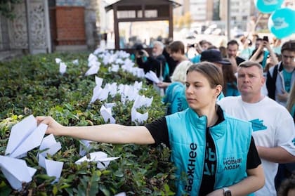 Esta fotografía publicada en el canal oficial de Telegram del vicepresidente de la Duma Estatal del partido "Gente Nueva", Andrei Davankov, el 25 de agosto de 2024, muestra a partidarios del partido mostrando aviones de papel como referencia al logotipo de la empresa de servicios de mensajería instantánea Telegram frente a la Embajada de Francia en el centro de Moscú, en apoyo de Pavel Durov, fundador y director ejecutivo de la aplicación de mensajería Telegram