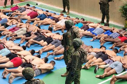 Esta fotografía publicada por las Fuerzas Armadas Ecuatorianas muestra a miembros del Ejército sometiendo a prisioneros del complejo penitenciario Regional 8 durante una operación en Guayaquil, Ecuador, el 18 de enero de 2024
