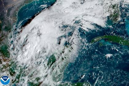 Esta fotografía satelital del 12 de octubre de 2022 muestra la tormenta tropical Karl sobre el Golfo de México. (Oficina Nacional de Administración Oceánica y Atmosférica de Estados Unidos vía AP)