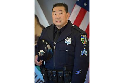 Esta fotografía sin fecha proporcionada por el Departamento de Policía de Colma, en California, muestra al agente Kevin Nishita. (Brandon Vaccaro/Departamento de Policía de Colma vía AP)