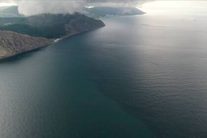 Esta fotografía tomada de un video muestra una vista aérea de la costa rusa en el mar Negro el jueves 12 de agosto de 2021, luego de un derrame de petróleo ocurrido cerca de Novorossiysk, Rusia. (AP Foto)