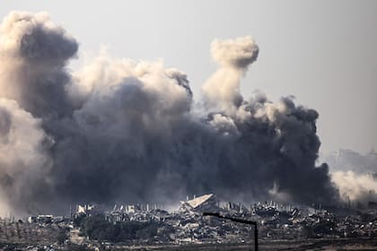 Esta fotografía tomada desde el sur de Israel, cerca de la frontera con la Franja de Gaza, muestra humo que se eleva desde los edificios después de ser alcanzados por ataques israelíes, después de que se reanudaran las batallas entre Israel y militantes de Hamas