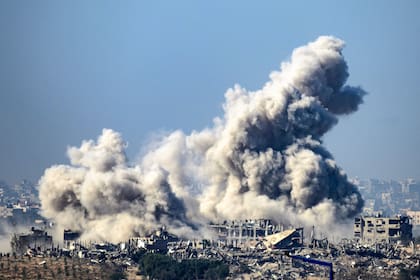 Esta fotografía tomada desde el sur de Israel, cerca de la frontera con la Franja de Gaza, muestra humo saliendo de los edificios después de ser alcanzados por ataques israelíes, mientras se reanudan las batallas entre Israel y militantes de Hamas, el 1 de diciembre de 2023.