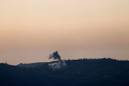 Esta fotografía tomada desde una posición israelí a lo largo de la frontera con el sur del Líbano muestra humo ondeando sobre la aldea libanesa de Odaisseh durante el bombardeo israelí el 22 de abril de 2024
