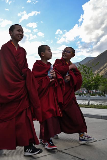 Esta fotografía, tomada durante una gira de medios organizada por el gobierno en Lhasa, muestra a los monjes que estudian en el Colegio Budista de la Región Autónoma del Tíbet
