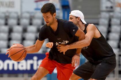 Novak y Dimitrov (contagiado de Covid-19), el jueves pasado, en Zadar, jugando al básquetbol durante el torneo de tenis.