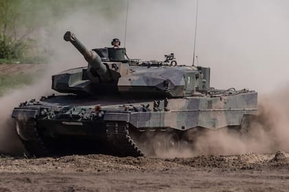 Esta fotografía tomada el 19 de mayo de 2022 muestra a soldados en un tanque Leopard polaco mientras tropas de Polonia, EE. UU., Francia y Suecia participan en el ejercicio militar DEFENDER-Europe 22, en Nowogard, Polonia.