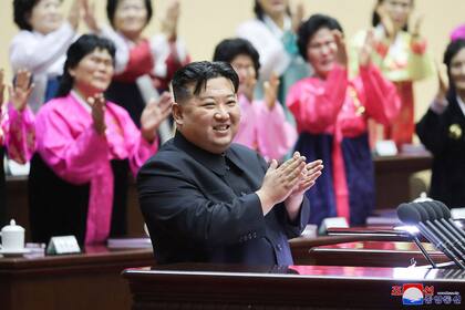 Esta fotografía tomada el 3 de diciembre de 2023 y publicada por la Agencia Central de Noticias Coreana (KCNA) oficial de Corea del Norte a través de KNS el 4 de diciembre de 2023 muestra al líder de Corea del Norte, Kim Jong Un, asistiendo al Quinto Congreso Nacional de Madres en Pyongyang