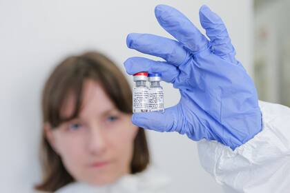 Esta fotografía tomada el 6 de agosto de 2020 y proporcionada por el Fondo de Inversión Directa de Rusia muestra la vacuna contra la enfermedad del coronavirus, desarrollada por el Instituto de Investigación de Epidemiología y Microbiología de Gamaleya