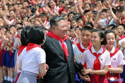 Esta fotografía, tomada el 6 de junio de 2026 y publicada por la Agencia Central de Noticias de Corea del Norte (KCNA) a través de KNS el 7 de junio de 2026, muestra al líder norcoreano Kim Jong Un asistiendo a la celebración del 80 aniversario de la fundación de la Unión de Niños Coreanos en el Estadio Kim Il-sung en Pyongyang