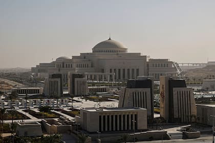 Esta fotografía tomada el 9 de enero de 2024 muestra la fachada exterior de la nueva sede de la Cámara de Representantes, la cámara baja del Parlamento egipcio, en el megaproyecto Nueva Capital Administrativa, al este de la actual capital, El Cairo.