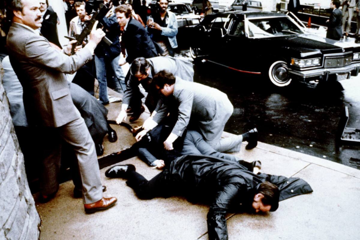 Esta fotografía, tomada por el fotógrafo presidencial Mike Evans el 30 de marzo de 1981, captura la reacción de la policía y los agentes del Servicio Secreto durante el intento de asesinato contra el entonces presidente de EE.UU., Ronald Reagan, tras una conferencia frente al Hotel Hilton en Washington, D.C..