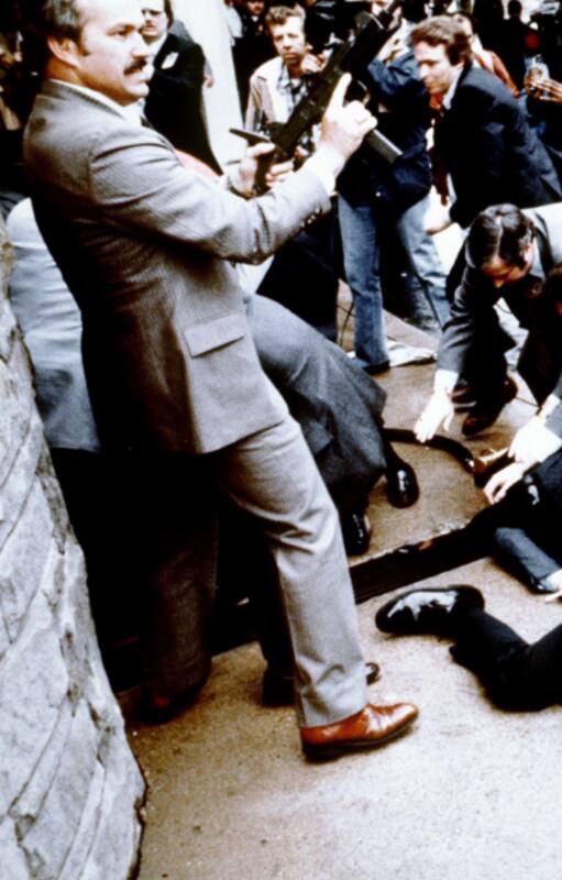 Esta fotografía, tomada por el fotógrafo presidencial Mike Evans el 30 de marzo de 1981, captura la reacción de la policía y los agentes del Servicio Secreto durante el intento de asesinato contra el entonces presidente de EE.UU., Ronald Reagan, tras una conferencia frente al Hotel Hilton en Washington, D.C..