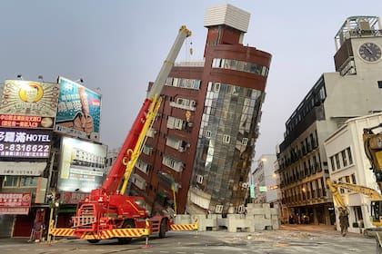 - Esta fotografía tomada por la Agencia Central de Noticias de Taiwán (CNA) el 3 de abril de 2024 muestra el edificio Urano dañado en Hualien, después de que un gran terremoto azotara el este de Taiwán.