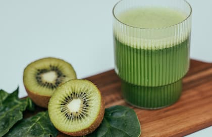 Esta fruta puede consumirse en bebidas naturales o incluso en postres