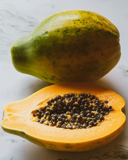 Esta fruta tropical ofrece una textura suave y cremosa con un sabor dulce y ligeramente ácido