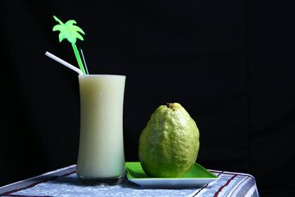Esta fruta tropical puede consumirse cruda, en batidos, jugos, compotas y hasta en helados