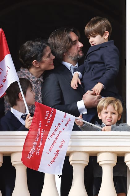Esta fue la primera vez que Dimitri Rassam, el marido de Charlotte Casiraghi, participó de esta gran fiesta nacional. El productor cinematográfico, con su hijo Balthazar en brazos, se veía muy integrado. Abajo, Raphaël, el mayor de Charlotte, y Maximilian, de Andrea Casiraghi.
