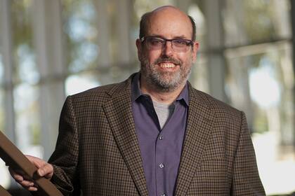 "Esta historia le pertenece a todos, sin importar cuál sea su punto de vista ideológico y no juzga qué políticas son mejores, simplemente dice que es importante tratar de comprender y tratar de cuidar al semejante", sostiene Christopher Ashley, director de Come from Away