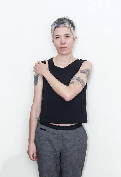 Esta ilustradora se miró al espejo un día y descubrió que uno de sus tattoos se había vuelto invisible.