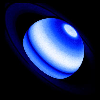 Esta imagen compuesta muestra el abultamiento de Saturno Lyman-alfa, una emisión de hidrógeno que es un exceso persistente e inesperado detectado por tres misiones distintas de la NASA, a saber, Voyager 1, Cassini y el telescopio espacial Hubble entre 1980 y 2017