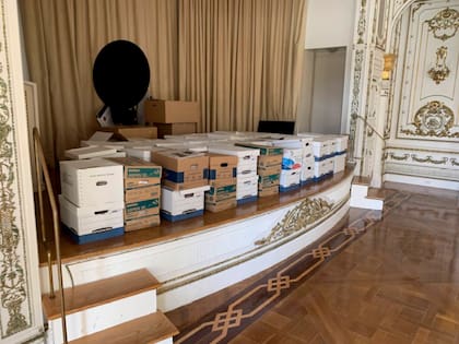 Esta imagen, contenida en una imputación contra el expresidente Donald Trump, muestra cajas con documentos almacenados en la mansión Mar-a-Lago, en Palm Beach, Florida.
