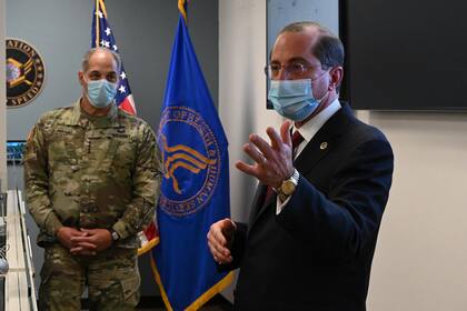 Esta imagen cortesía del Departamento de Salud y Servicios Humanos de Estados Unidos, publicada el 12 de diciembre de 2020, muestra al Secretario de Salud Alex Azar y al General Gus Perna visitando el Centro de Operaciones de Vacunas en Washignton, DC.