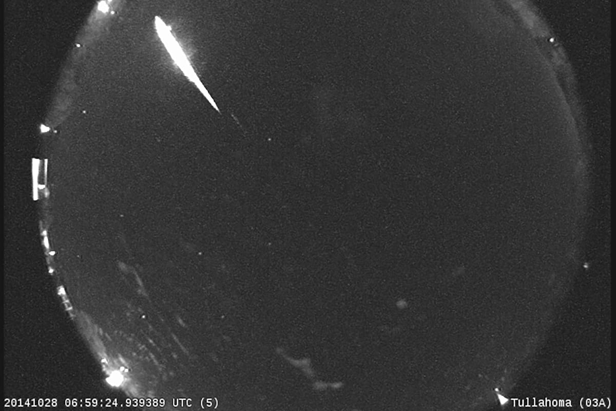 Esta imagen de 2014 proporcionada por la NASA muestra las Táuridas, una lluvia anual de meteoritos, registrada por la estación All Sky Fireball Network de la NASA en Tullahoma, Tennessee. (NASA vía AP)