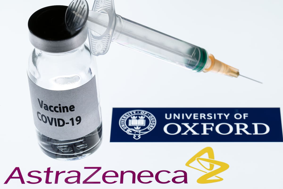 Esta imagen de archivo tomada en París el 23 de noviembre de 2020 muestra una jeringa y un frasco que dice "Vacuna Covid-19" junto a los logotipos de la empresa AstraZeneca y de la Universidad de Oxford