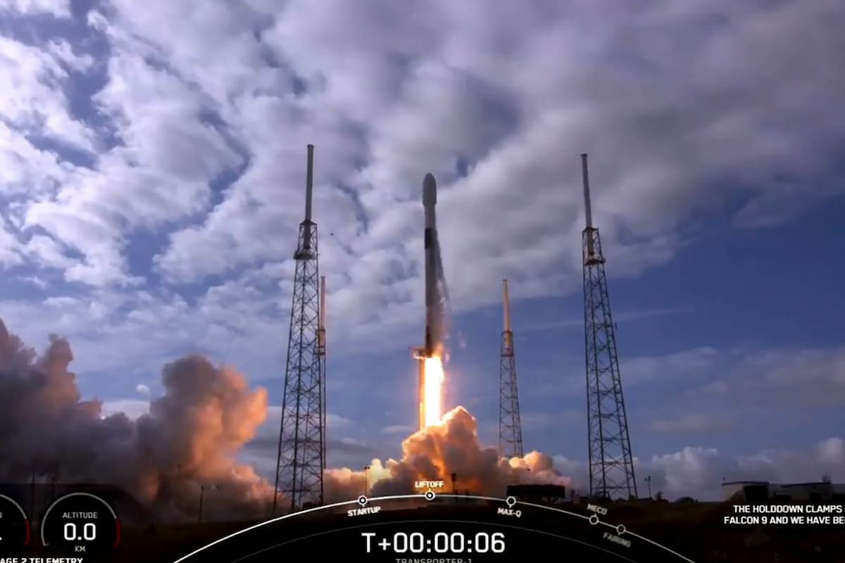 Esta imagen de captura de fotogramas de video de Spacex obtenida el 24 de enero de 2021 muestra el despegue del Spacex Falcon 9 en Cabo Cañaveral, Florida