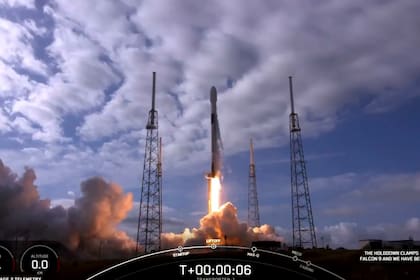 Esta imagen de captura de fotogramas de video de Spacex obtenida el 24 de enero de 2021 muestra el despegue del Spacex Falcon 9 en Cabo Cañaveral, Florida