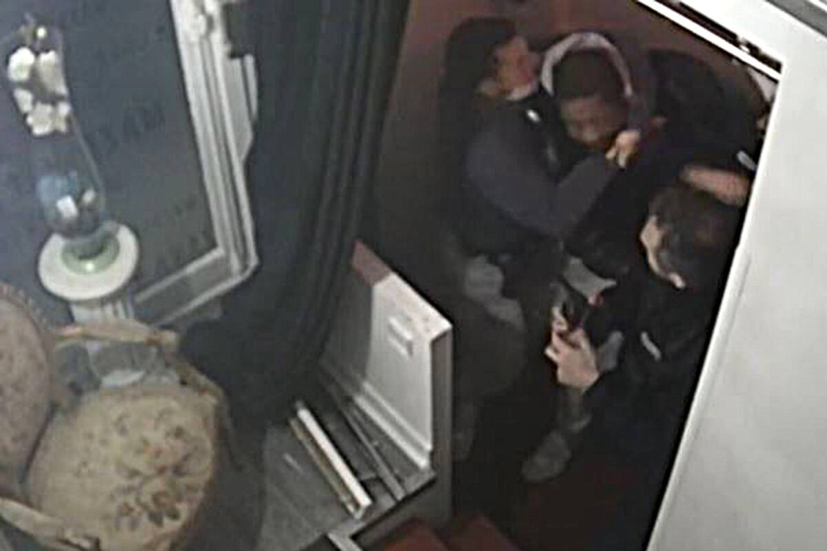 Esta imagen de captura de video muestra el momento en que los policías le pegan muestra al productor musical Michel Zecler, en París