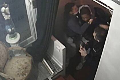 Esta imagen de captura de video muestra el momento en que los policías le pegan muestra al productor musical Michel Zecler, en París