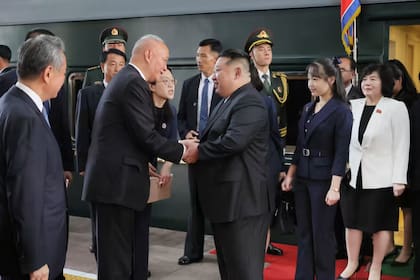 Esta imagen de la Agencia Central de Noticias de Corea del Norte (KCNA) muestra al líder norcoreano Kim Jong-un; detrás está su hija