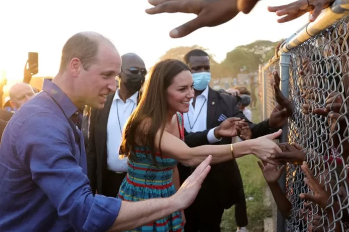 Esta imagen de la pareja saludando a unos niños a través de una reja no ha sido bien vista