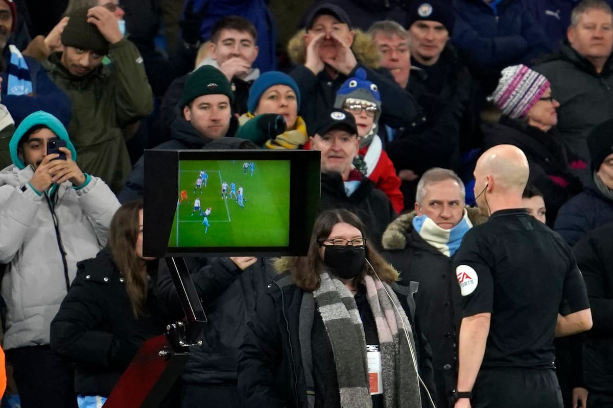Esta imagen de la Premier League pasará a ser cotidiana en el fútbol argentino a partir de principios de abril