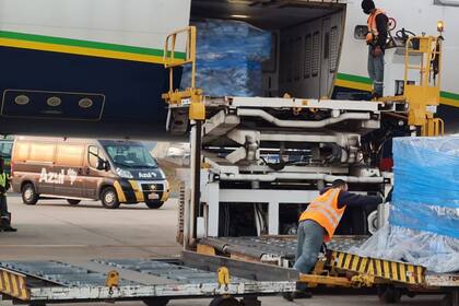 Esta imagen de la semana pasada corresponde a el envío del segundo lote de vacunas donadas de Estados Unidos a Brasil
