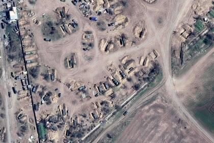 Esta imagen de satélite publicada el 12 de abril de 2022 por Maxar Technologies muestra camiones y logística en revestimientos cerca del aeródromo de Kherson en Kherson, Ucrania, el 7 de abril de 2022. (Foto de Satellite image ©2022 Maxar Technologies / AFP)
