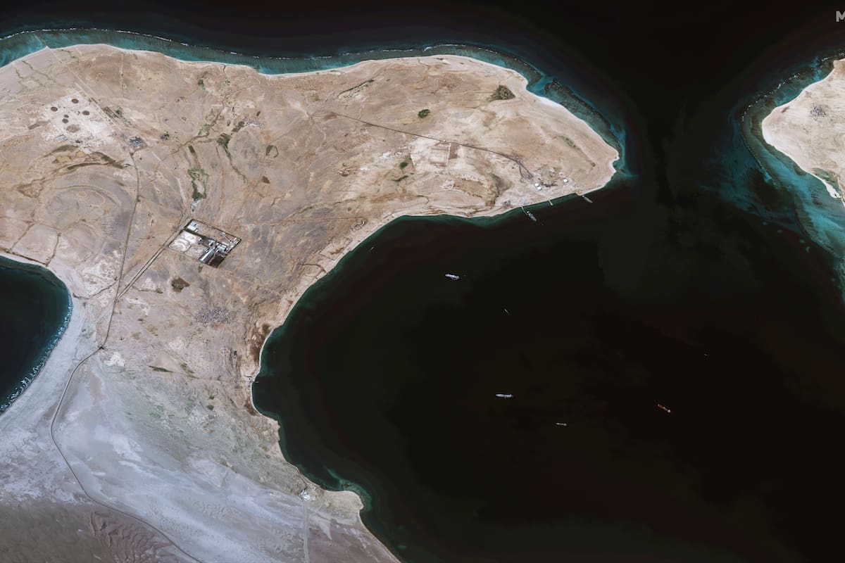 Esta imagen de satélite suministrada por Maxar Technologies muestra al buque Galaxy Leader cerca de las costas de As Salif, Yemen, en el mar Rojo, el martes 28 de noviembre de 2023