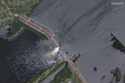 Esta imagen de satélite tomada el 28 de mayo de 2022, cortesía de Maxar technologies, muestra una vista general de la presa de Nova Khakovka, en el sur de Ucrania.
