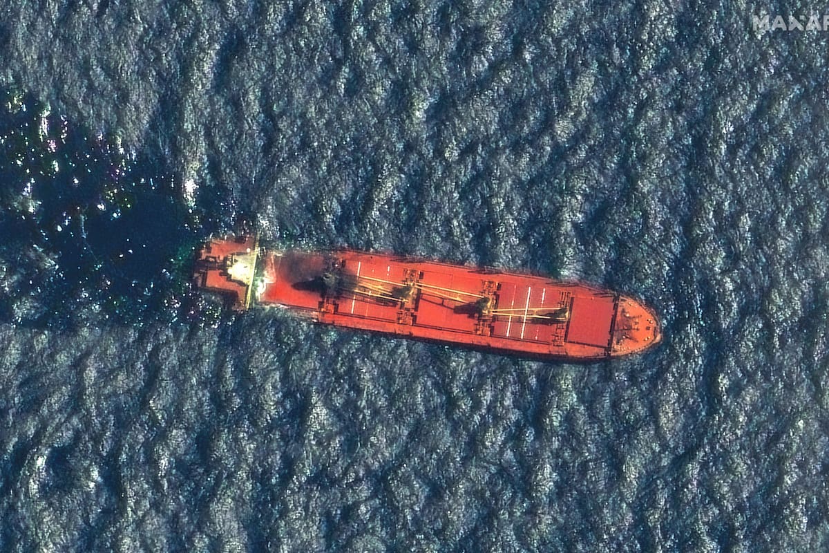Esta imagen de satélite tomada por Maxar Technologies muestra el buque de bandera beliceña Rubymar en el Mar Rojo el viernes 1 de marzo de 2024. (Maxar Technologies via AP)