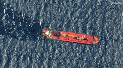 Esta imagen de satélite tomada por Maxar Technologies muestra el buque de bandera beliceña Rubymar en el Mar Rojo el viernes 1 de marzo de 2024. (Maxar Technologies via AP)